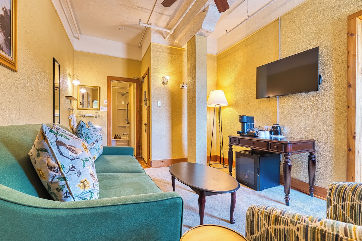 Signature Suite, 1 Queen Bed with Sofa bed, 2 Bathrooms | 1 bedroom, hypo-allergenic bedding, individually decorated