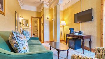 Suite Signature, 1 grand lit et 1 canapé-lit, 2 salles de bains | Literie hypoallergénique, décor unique, ameublement unique, bureau