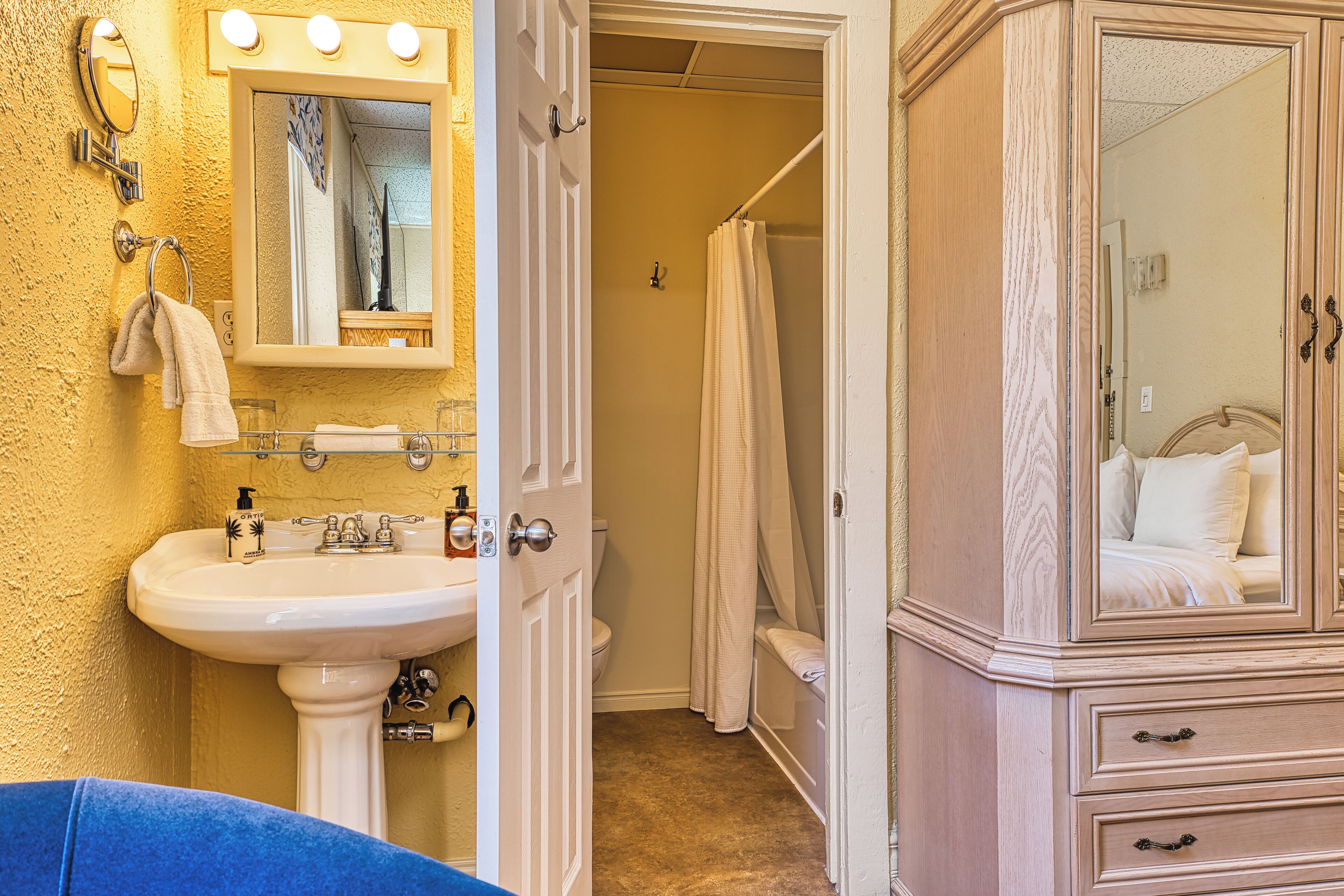 Une salle de bain équipée d’un lavabo, d’un miroir et d’un meuble-lavabo.