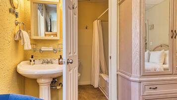 Une salle de bain équipée d’un lavabo, d’un miroir et d’un meuble-lavabo.
