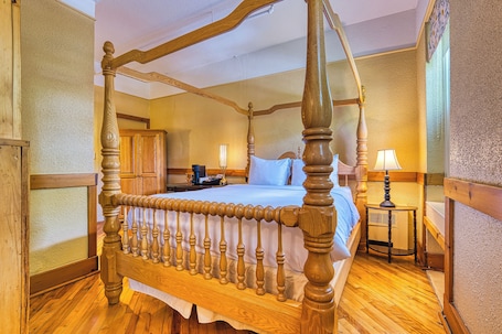 Junior Suite, 1 Queen Bed with Sofa bed | 1 bedroom, hypo-allergenic bedding, individually decorated