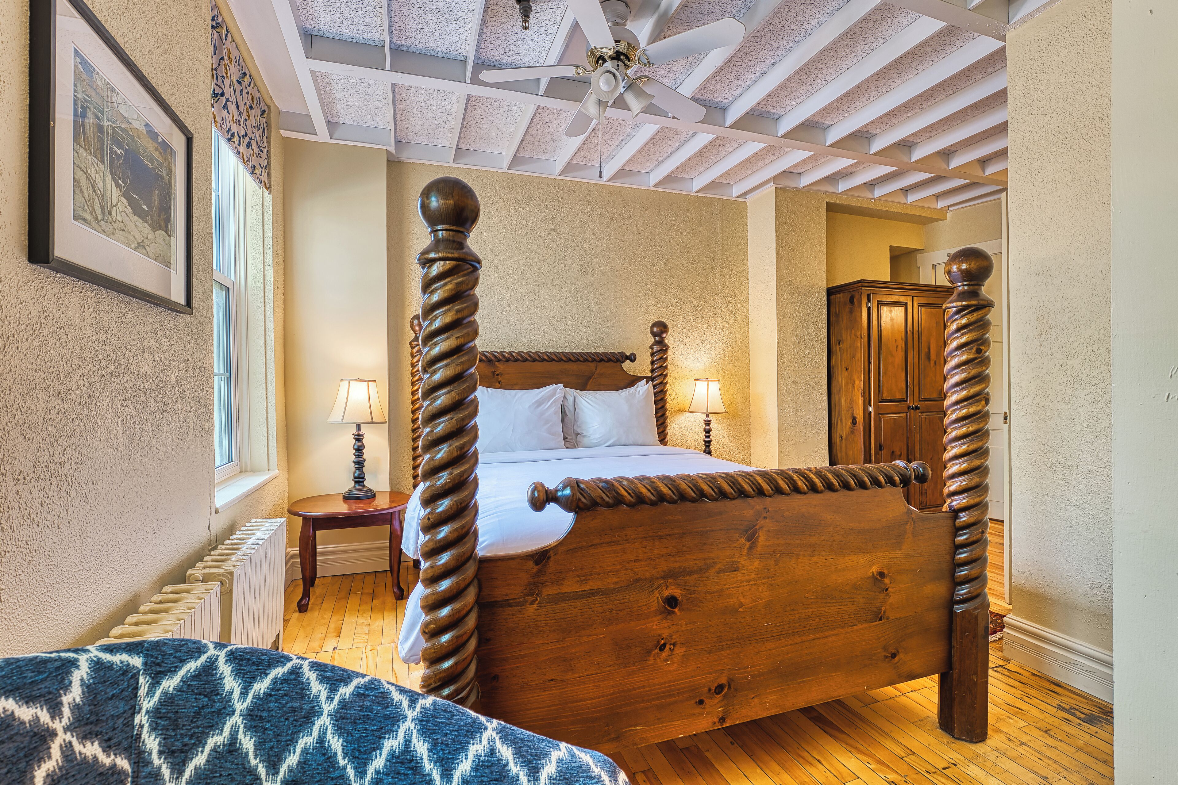 ジュニア スイート クイーンベッド 1 台ソファーベッド付き | 低刺激性寝具、客室ごとに異なる装飾、客室ごとに異なるインテリア、デスク