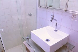 Apartamento, 1 quarto | Banheiro | Chuveiro, toalhas de banho