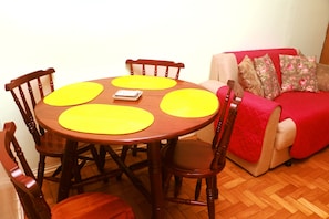 Apartamento, 1 quarto | Sala de estar | TV de tela plana