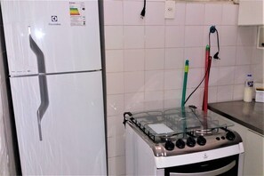 Apartment, 1 Bedroom | Private kitchen | Fridge, oven, cookware/dishes/utensils - Bull House - Copacabana 4 pessoas Pertinho da Praia – 161014 (Rio de Janeiro)