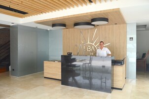 Un mostrador de recepción de diseño moderno, con un logotipo y una placa.