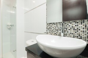 Double Superior Room | Bathroom | Shower, free toiletries, towels - Hotel El Alba (Cali)