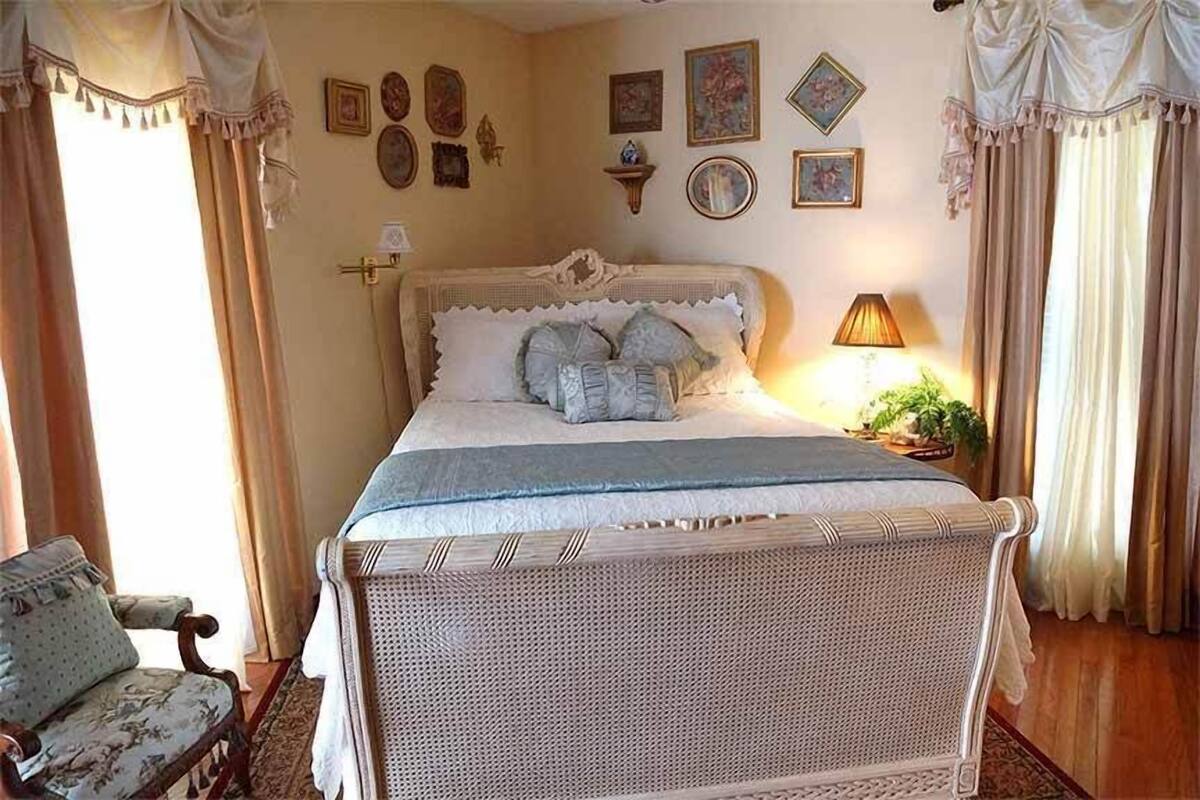 Standard Room, 1 Queen Bed, Non Smoking (The Wilde Room) | Tempur-Pedic beds, minibar, free WiFi