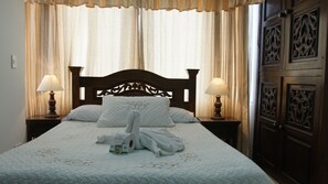 Escritorio, sistema de insonorización, wifi gratis y ropa de cama 