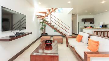 Penthouse de lujo, 2 habitaciones, vista a la ciudad | Área de sala de estar | Televisión de pantalla plana y reproductor de DVD