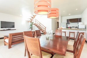 Luxury Penthouse, 2 Bedrooms, City View | In-room dining