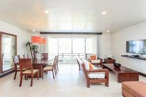 Luxe penthouse, 2 slaapkamers, uitzicht op stad | Woonruimte | Een flatscreentelevisie en een dvd-speler