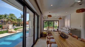 Villa, letti multipli, vista spiaggia (Steps to Best Beach VILLA UNICA 6Bedr) | Pasti