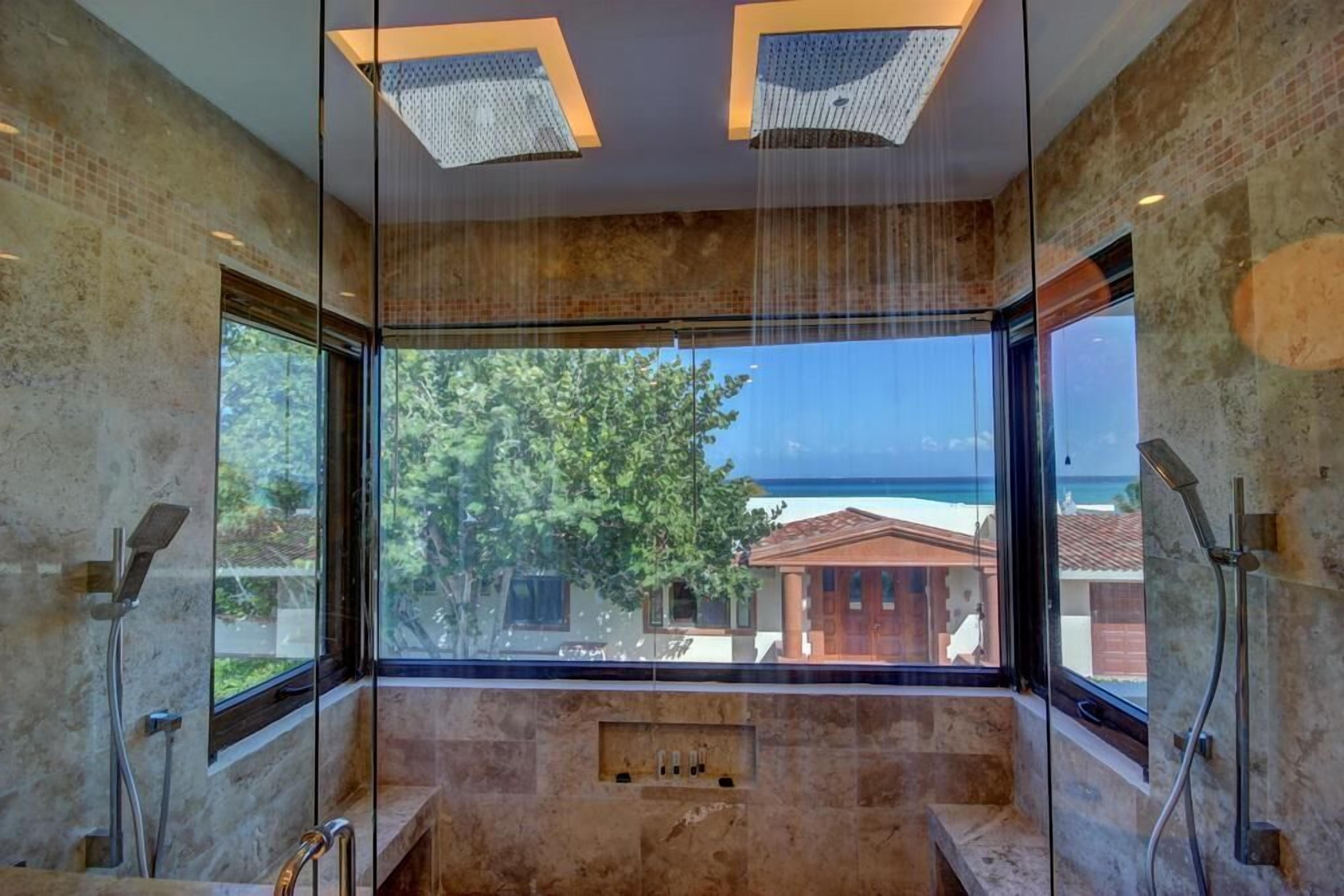 Villa, letti multipli, vista spiaggia (Steps to Best Beach VILLA UNICA 6Bedr) | Bagno | Set di cortesia gratuito, asciugacapelli, asciugamani