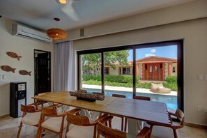 Vila, várias camas, vista para a praia (Steps to Best Beach VILLA UNICA 6Bedr) | Opções para refeição
