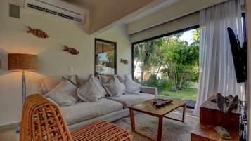 Villa, varias camas, vista a la playa (Steps to Best Beach VILLA UNICA 6Bedr) | Área de sala de estar | Televisión de pantalla plana, reproductor de DVD y estación para iPod