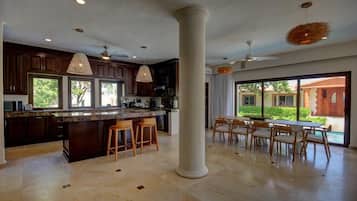 Villa, varias camas, vista a la playa (Steps to Best Beach VILLA UNICA 6Bedr) | Cocina privada | Refrigerador con congelador, microondas, horno y parrilla de estufa