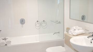 3 Bedroom Apartment | Bathroom | Separate bathtub and shower, free toiletries, towels