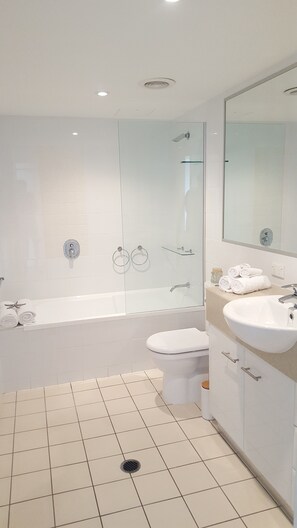 3 Bedroom Apartment | Bathroom | Separate bathtub and shower, free toiletries, towels - Tingeera 101 (Pialba)