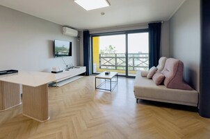 Family Room, Ocean View | Blackout drapes, free WiFi, bed sheets, wheelchair access