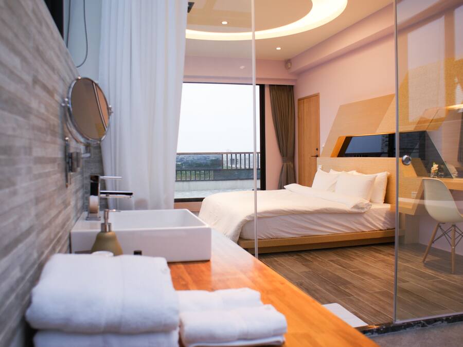 Panoraamakattohuoneisto, terassi, torni | 1 makuuhuone, minibaari, yksilöllisesti sisustettu