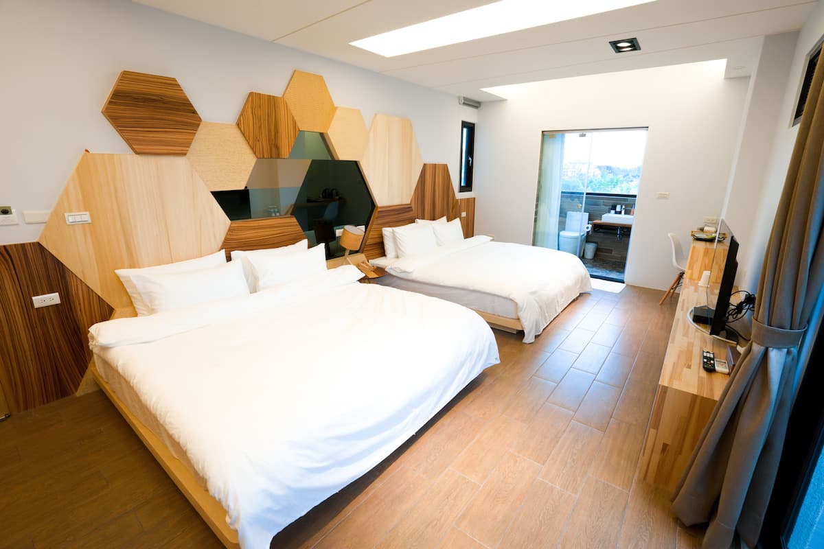 Deluxe Quadruple Room, Bathtub | 1 bedroom, minibar, individually decorated, individually furnished