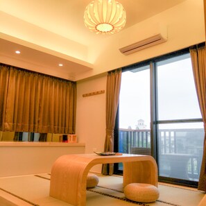 Exclusive-Suite, Balkon | 1 Schlafzimmer, Minibar, individuell dekoriert, individuell eingerichtet