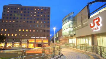 Fassade der Unterkunft – Abend/Nacht