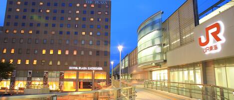 住宿正面 (夜晚)