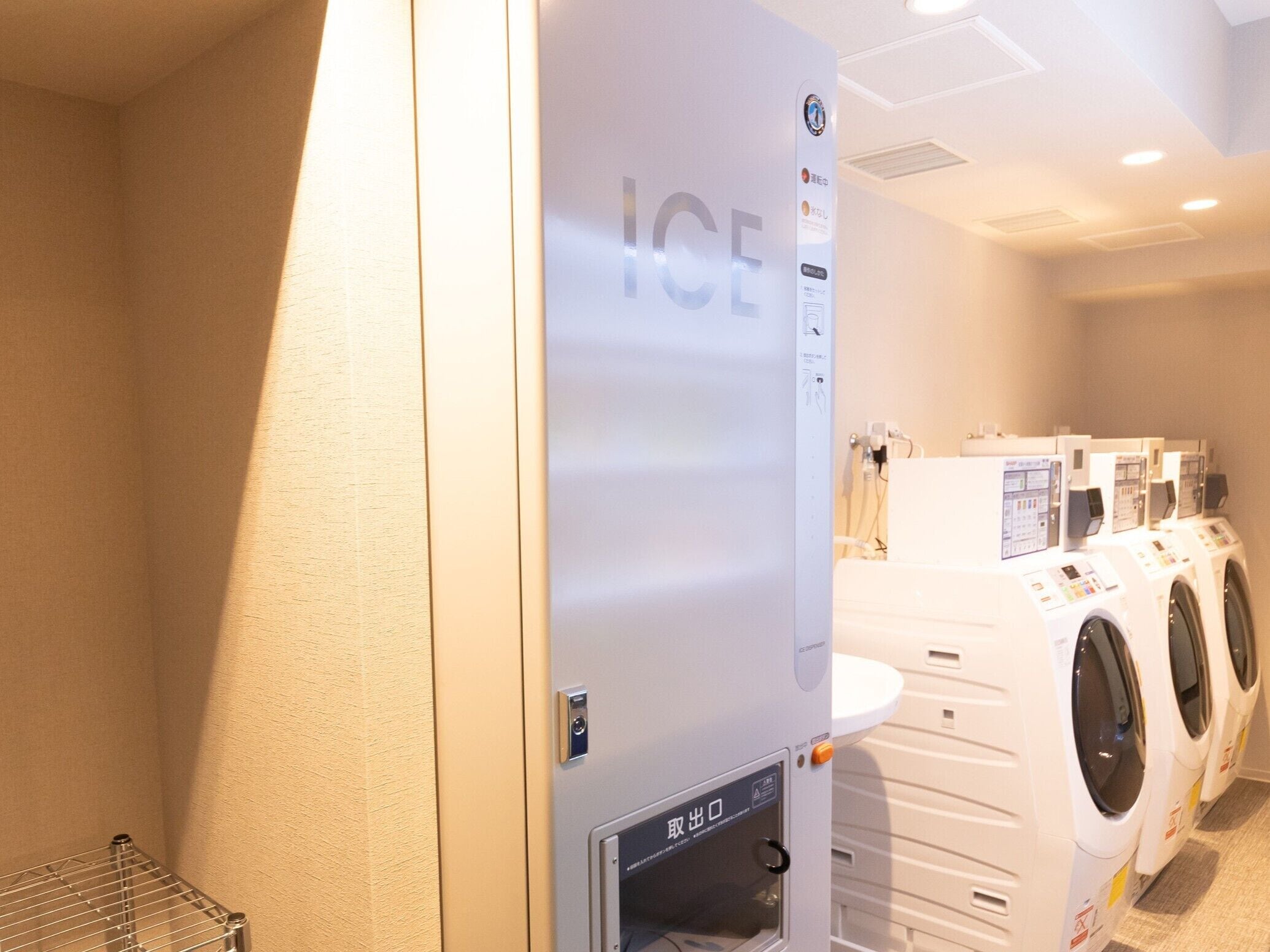 Skrivebord, blendingsgardiner, strykejern/-brett og wi-fi (inkludert)