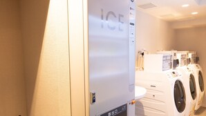Una sala de lavandería con máquina de hielo y varias lavadoras.