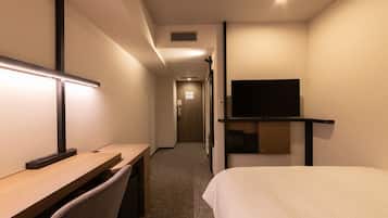 Een bureau, verduisterende gordijnen, een strijkplank/strijkijzer