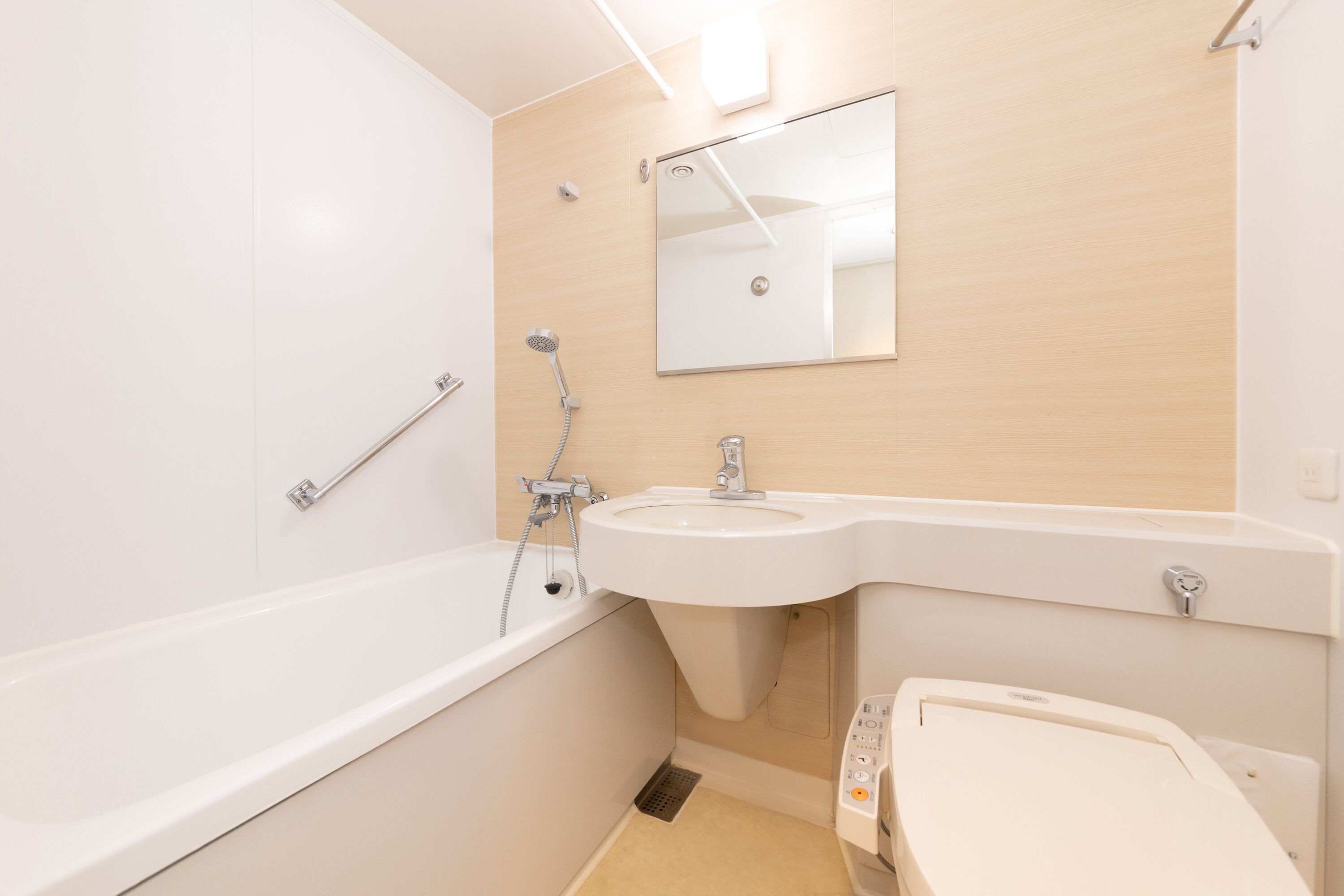 combined shower/bathtub, free toiletries, hair dryer, slippers