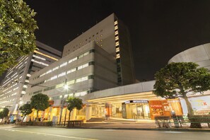 A modern hotel with a prominent entrance, a visible restaurant named 'Outback Steakhouse', and a large sign for 'Jack'. - KEIKYU EX HOTEL Takanawa (Tokyo)