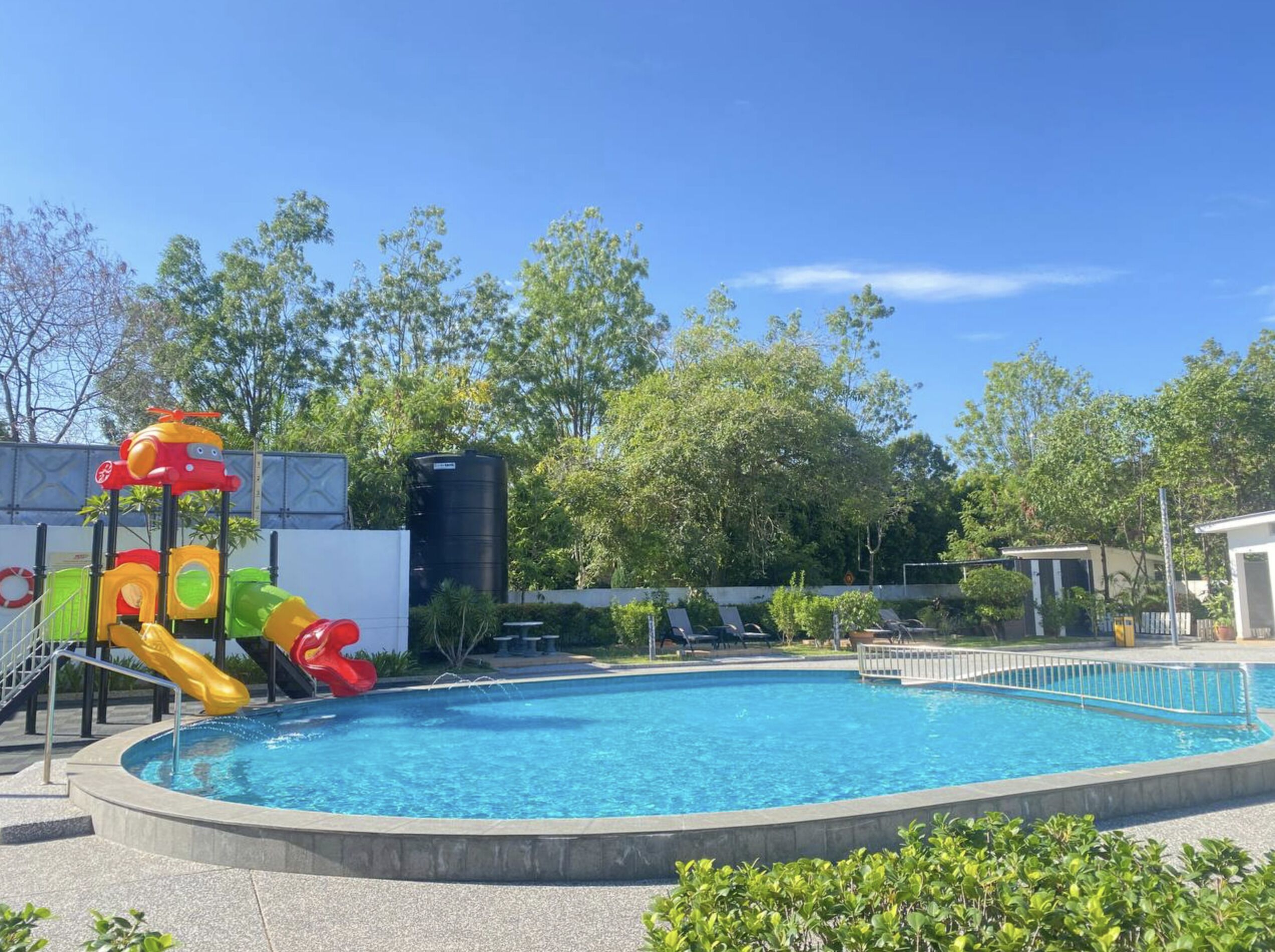 室外游泳池，日光浴躺椅