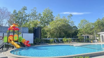 Piscina externa, espreguiçadeiras