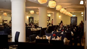 Desayuno buffet (MYR 20 por persona)