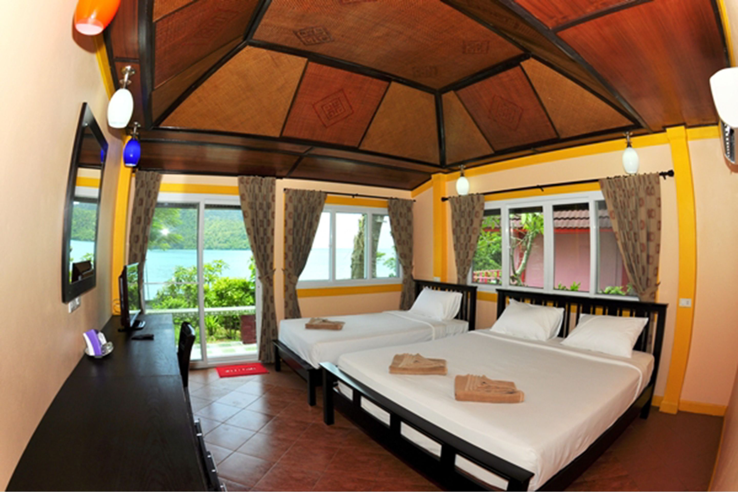 Minibar, sistema de insonorización, wifi gratis y ropa de cama 
