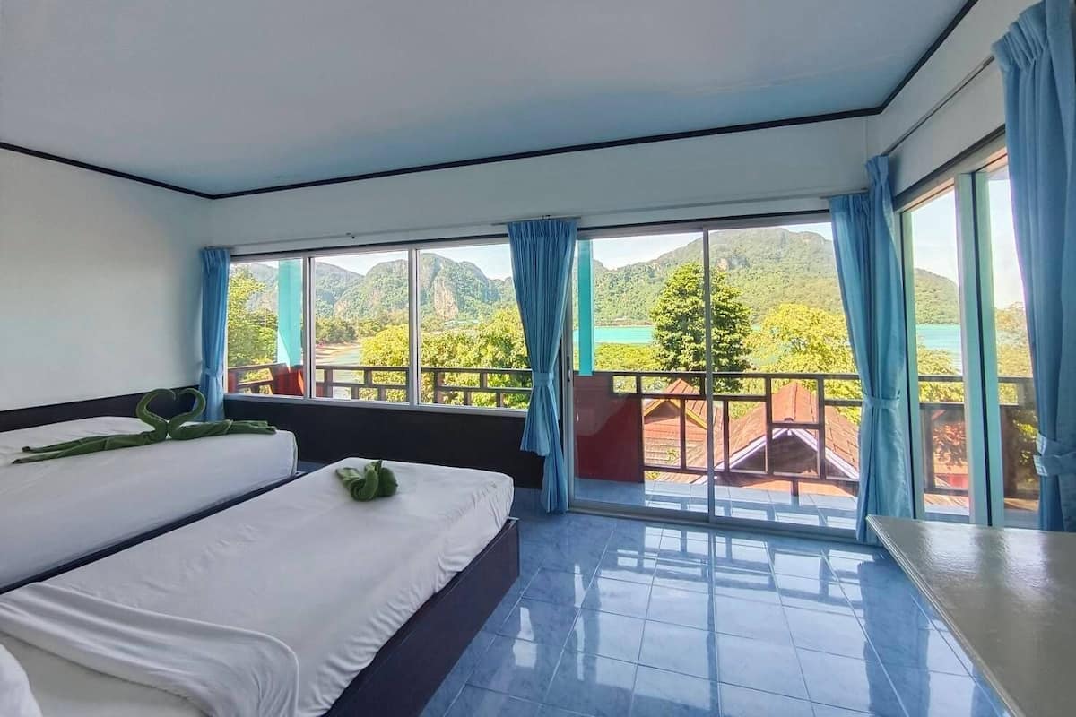 Deluxe Triple Room, Sea View | 1 bedroom, minibar, soundproofing, free WiFi