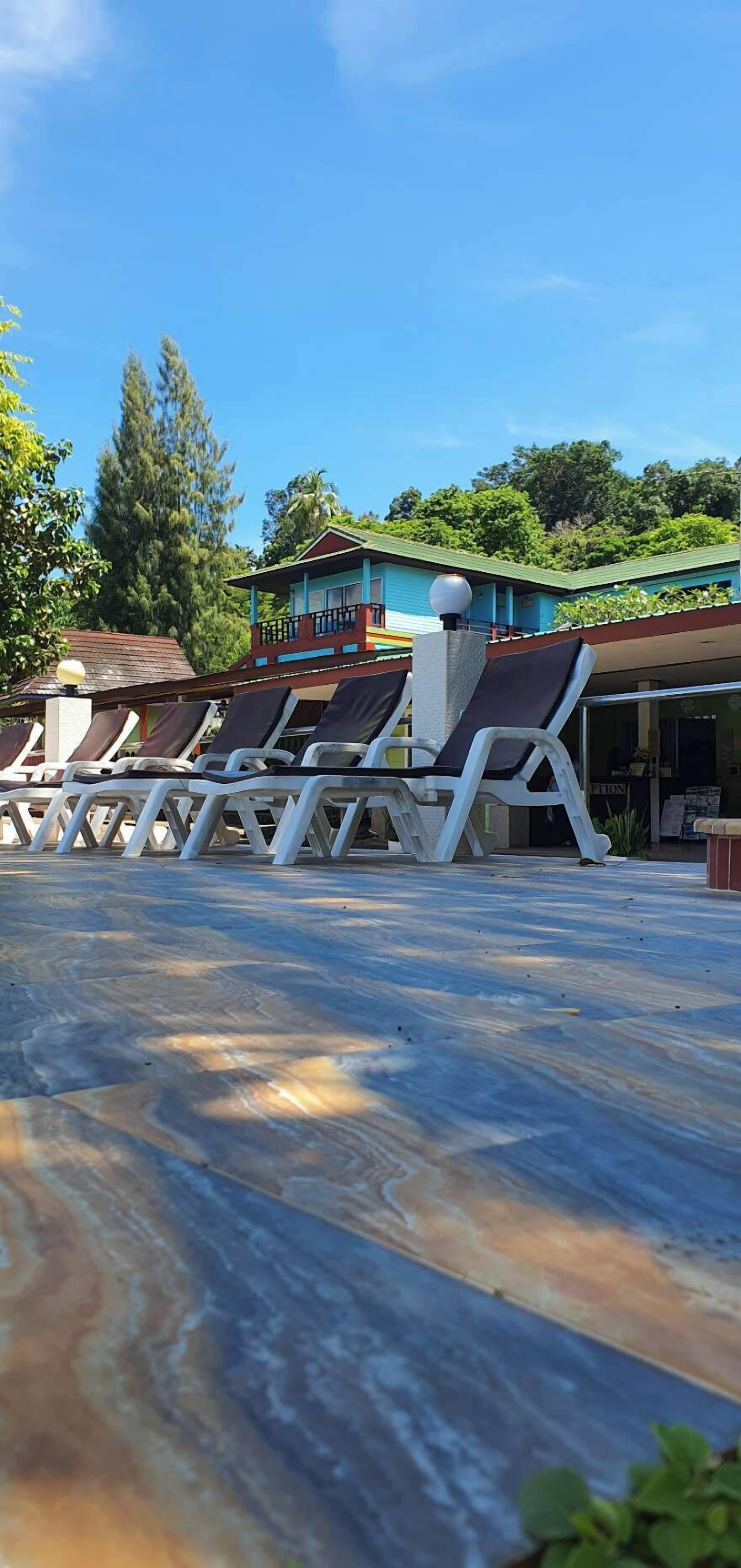 Piscine extérieure, chaises longues