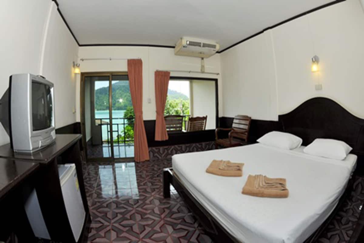 V-Room, Seaview | 1 bedroom, minibar, soundproofing, free WiFi