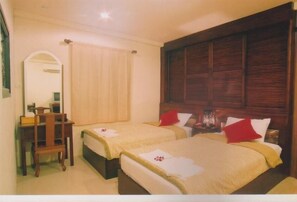 Deluxe 2 Twin Beds, Smoking, Private Bathroom | Escrivaninha, Wi-Fi de cortesia, roupa de cama