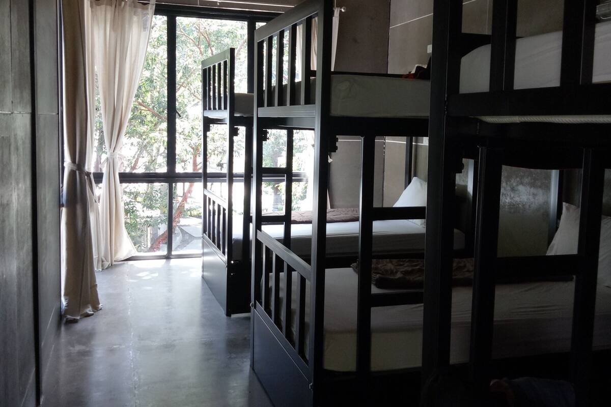 Dormitorio condiviso Deluxe, vista giardino | Una cassaforte in camera, Wi-Fi gratuito, lenzuola