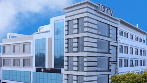 Um edifício moderno de hotel com uma placa que diz "HOTEL TRIDEV".