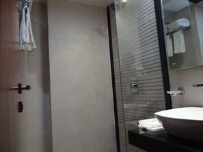 Quarto casal ou duplo executivo, vista para a cidade | Banheiro | Chuveiro, produtos de toalete grátis, secador de cabelo, chinelos