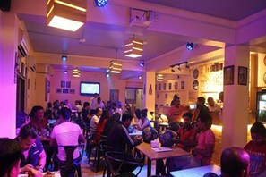 Se sirven comidas, cenas y cocina internacional
