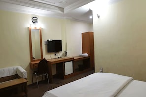 Minibar, caja de seguridad en la habitación y escritorio