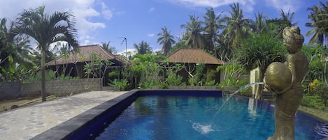 Una piscina al aire libre