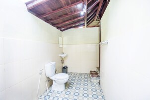 Habitación básica con 2 camas individuales, vistas al jardín | Baño | Ducha, artículos de higiene personal gratuitos y toallas