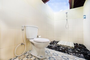 Quarto duplo básico, vista para o jardim | Banheiro | Chuveiro, produtos de toalete grátis, toalhas de banho